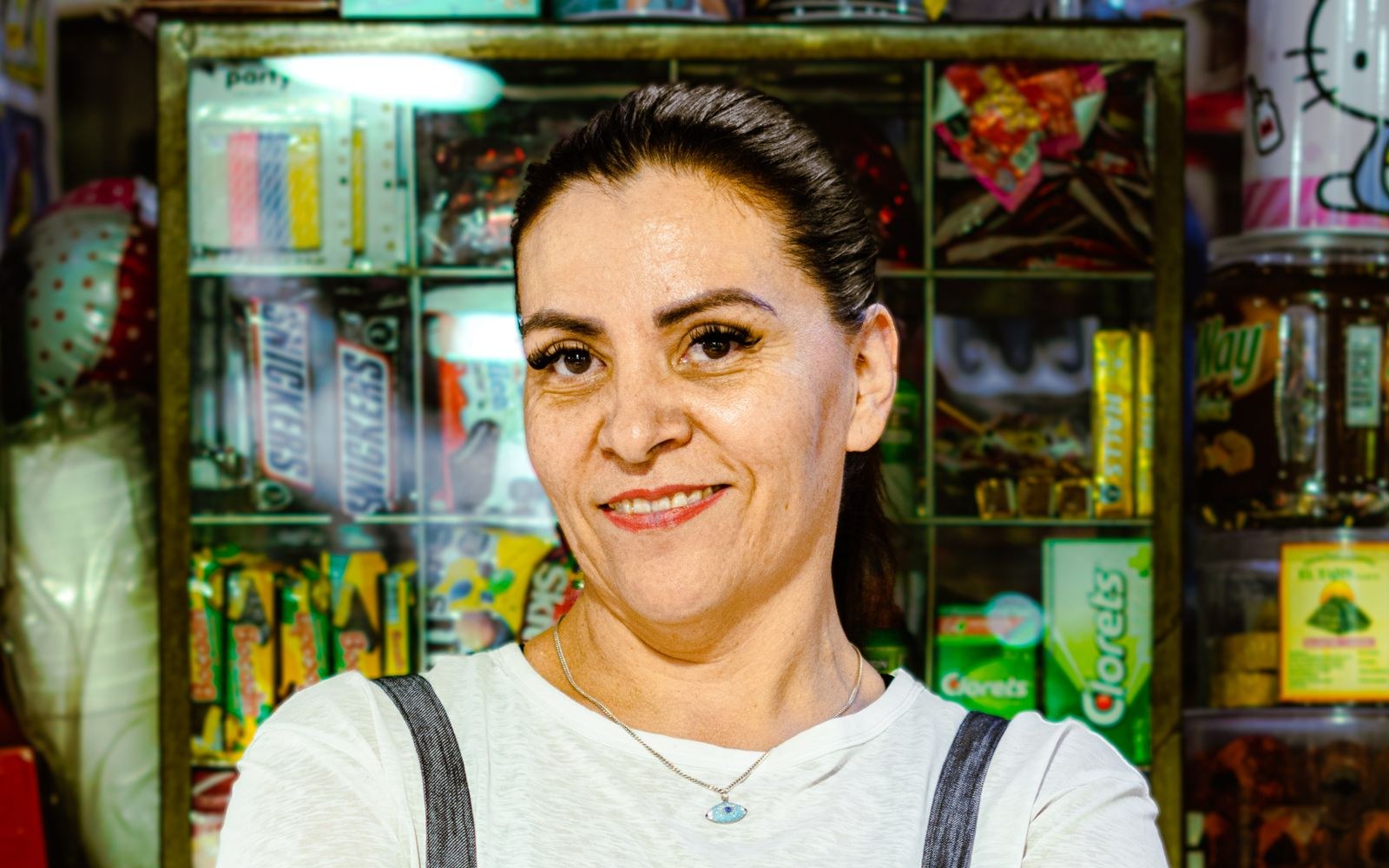 Dueña de un pequeño negocio en su tienda, representativa de los propietarios de pyme a quienes ayudamos a abrir su cuenta bancaria